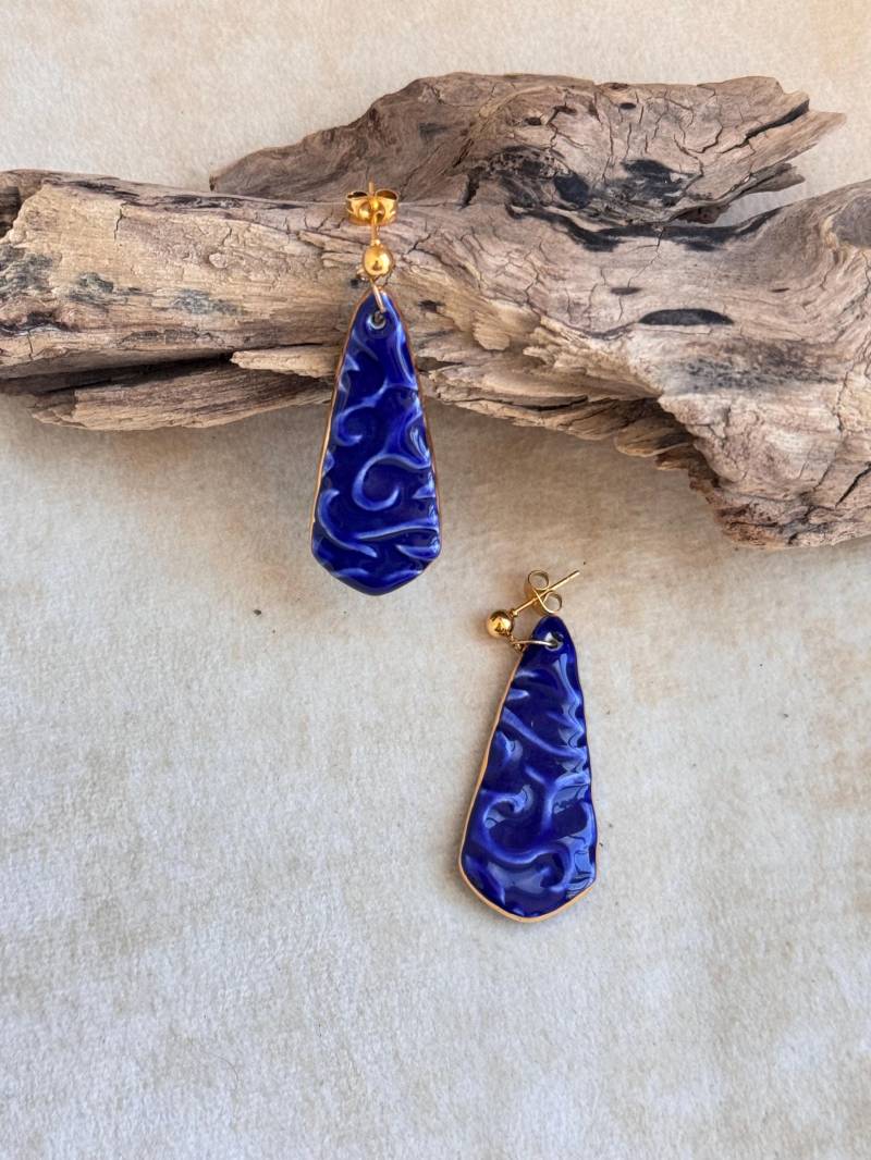 Handgefertigte Blaue Florale Keramikohrringe Gold Zier Perle von rosceramic
