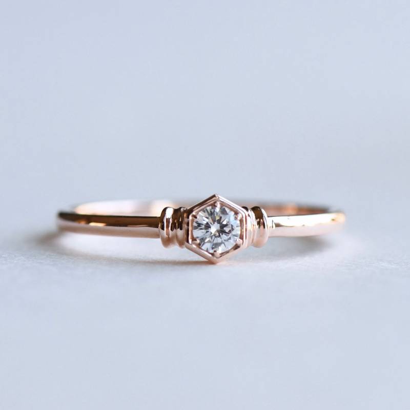 0.1 Karat Diamant Hexagon Ring Gehämmertes Band, Zierliche Verlobungsring, Größe 5.5 von roseandchoc