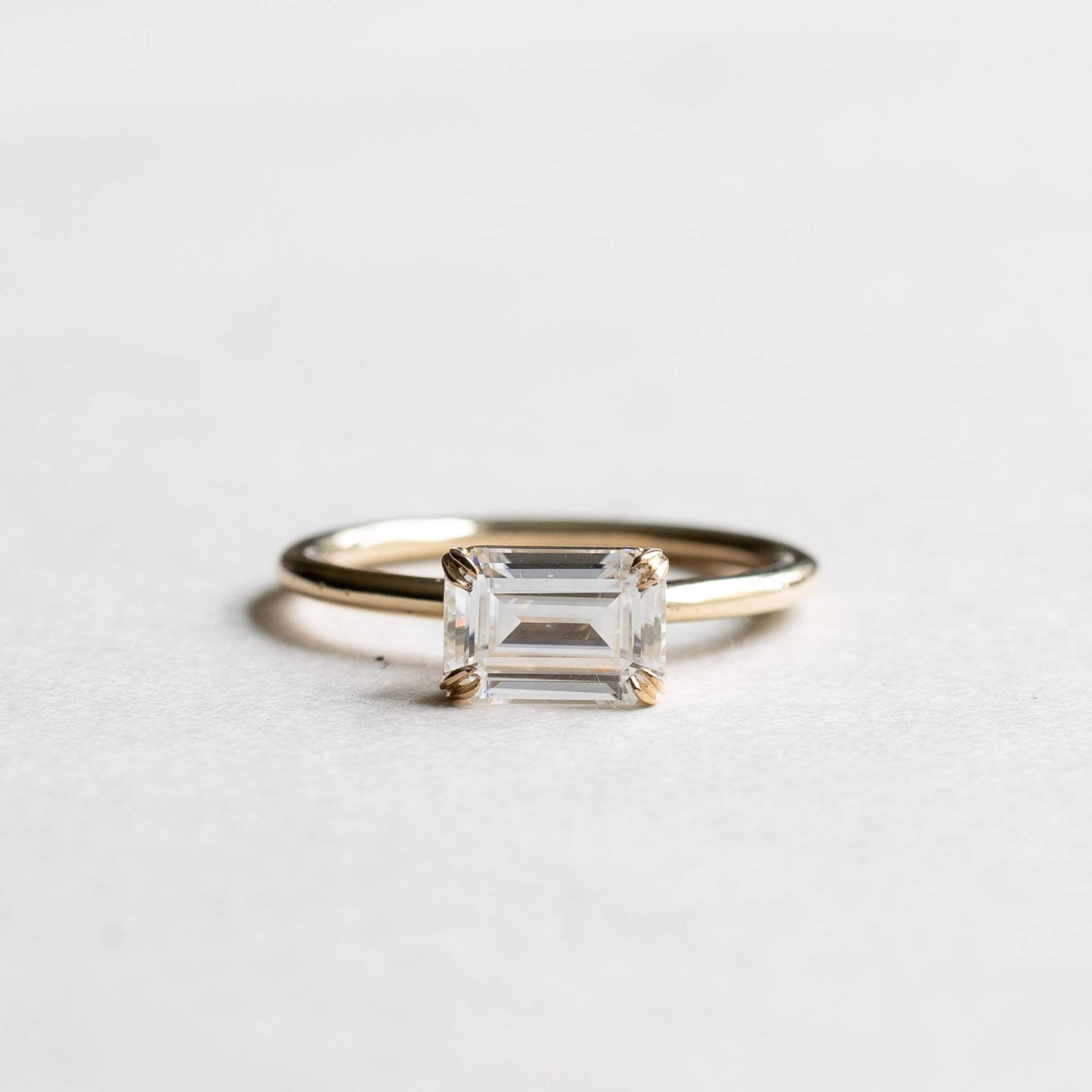 1 Karat Moissanit Smaragdschliff Ring Step-Cut Ost-West-Ring, Verlobungsring von roseandchoc