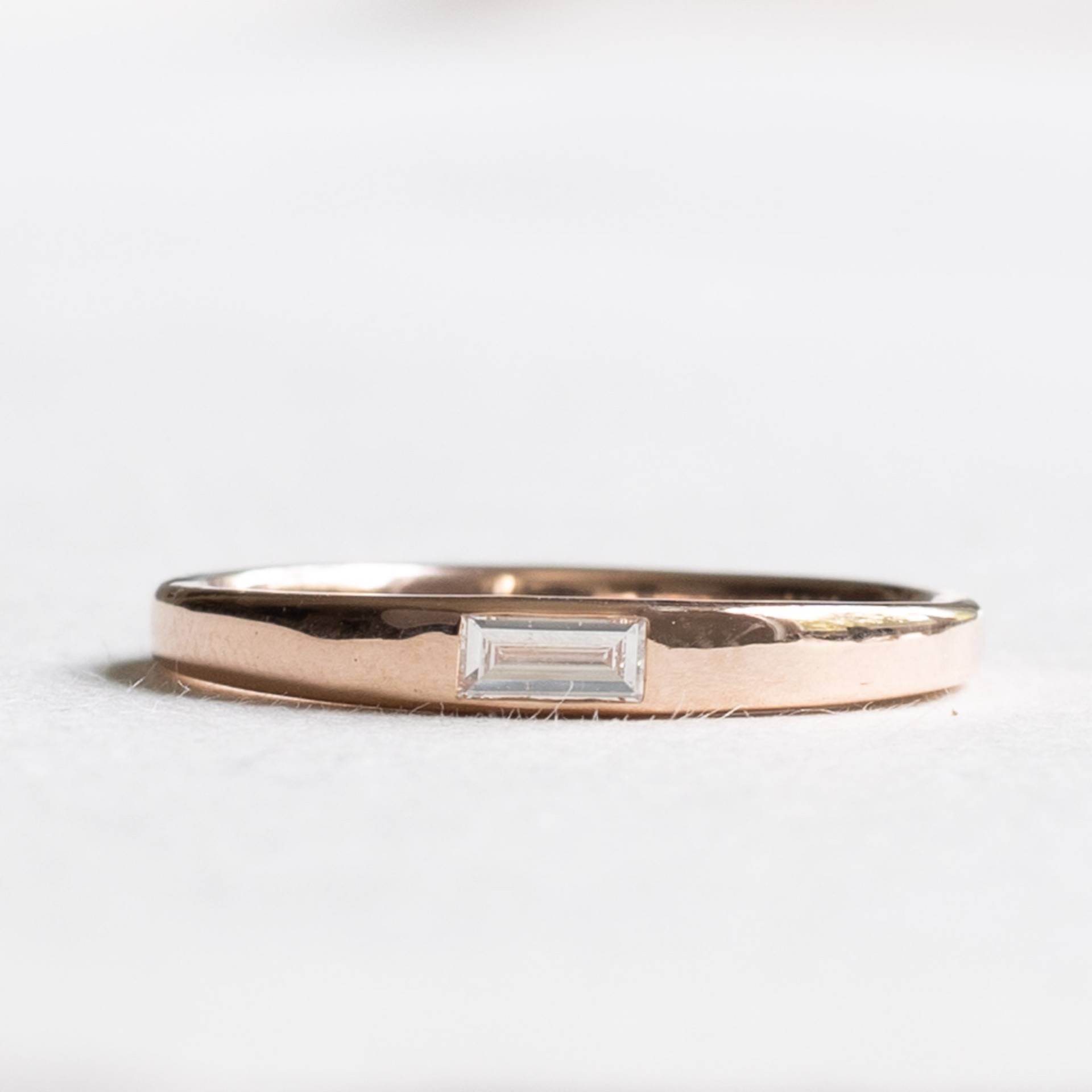 14K Baguette Diamant Ring, Rose Gold Gerade Zierlicher Stapelring, Ring von roseandchoc