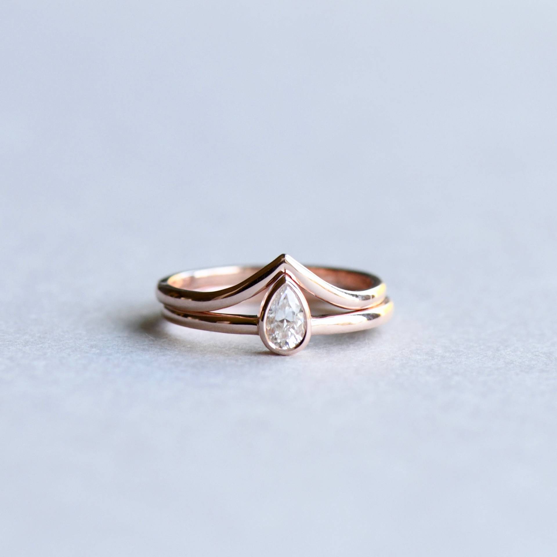 14K Moissanit Teardrop Ring Set, Rose Gold, Chevron Ring, Verlobungsring, Hrg097 von roseandchoc