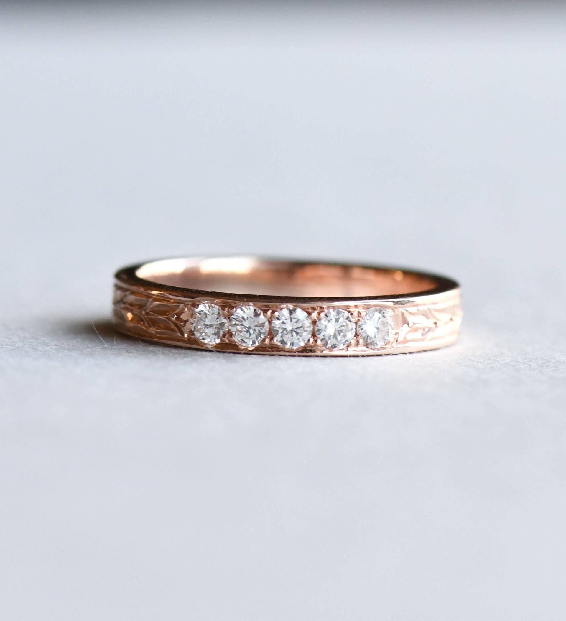 14K Rose Gold Diamant Band, Hand Graviert Ehering, Lorbeerblatt Ring, Brautring, Hrg028 von roseandchoc