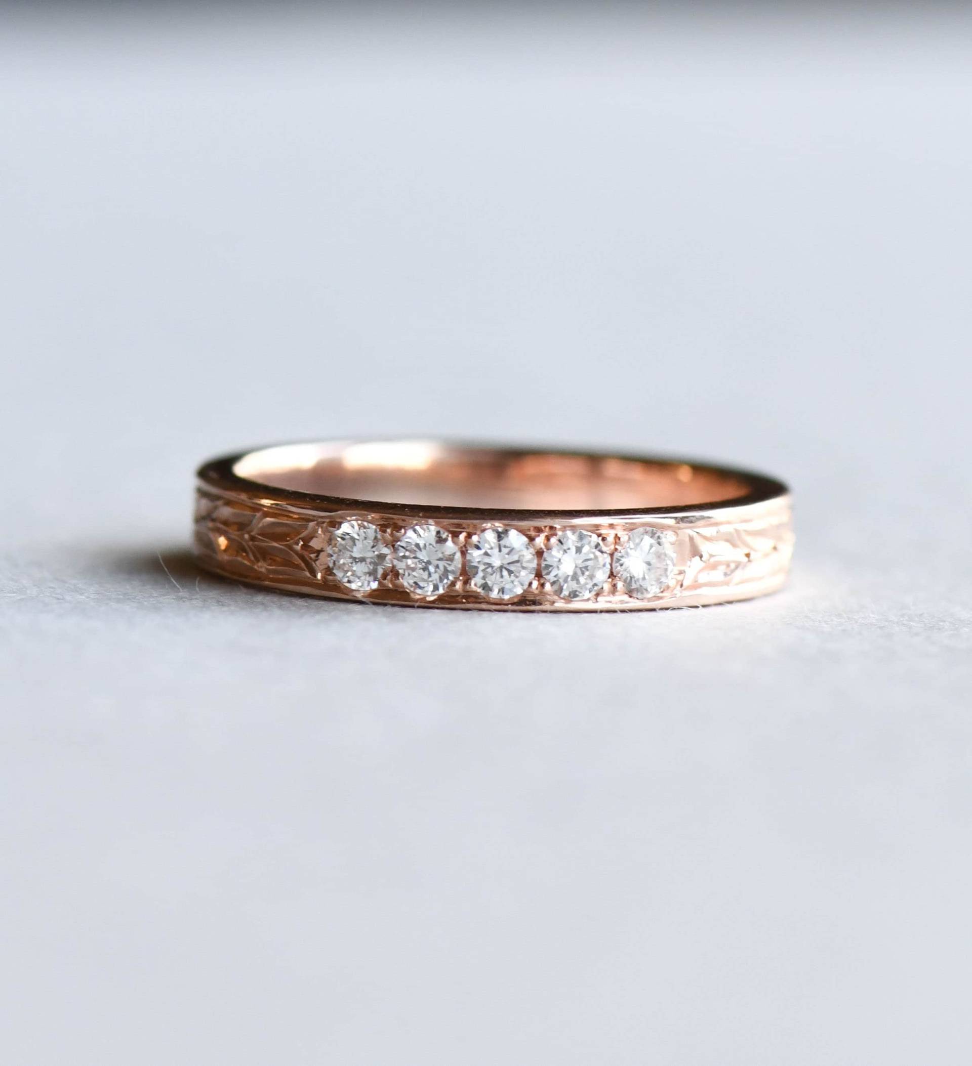 14K Rose Gold Diamant Band, Hand Graviert Ehering, Lorbeerblatt Ring, Brautring, Hrg028 von roseandchoc