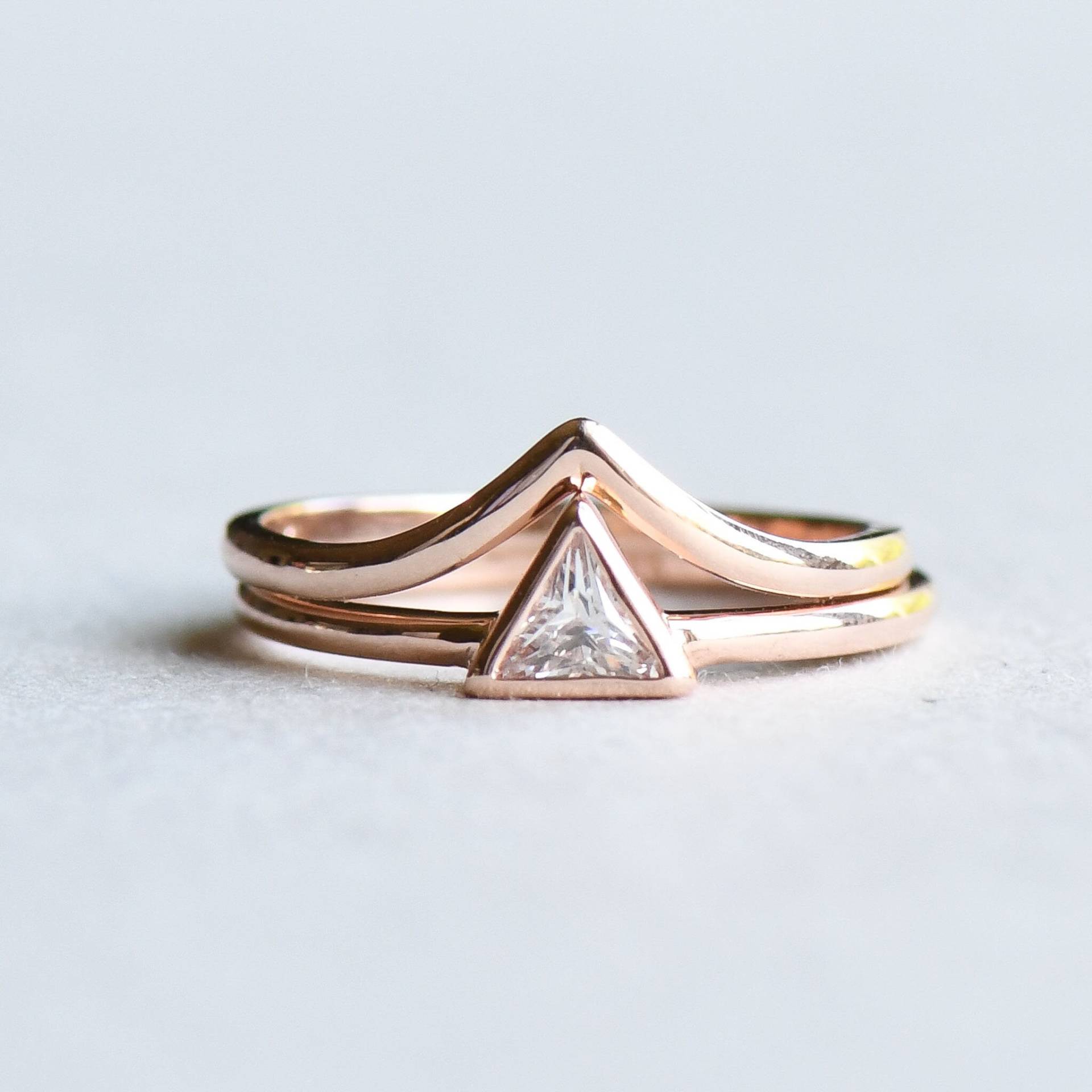 14K Rose Gold Ring, Set Von Zwei Ringen, Chevron Und Choc, Trillion Hrg100 von roseandchoc