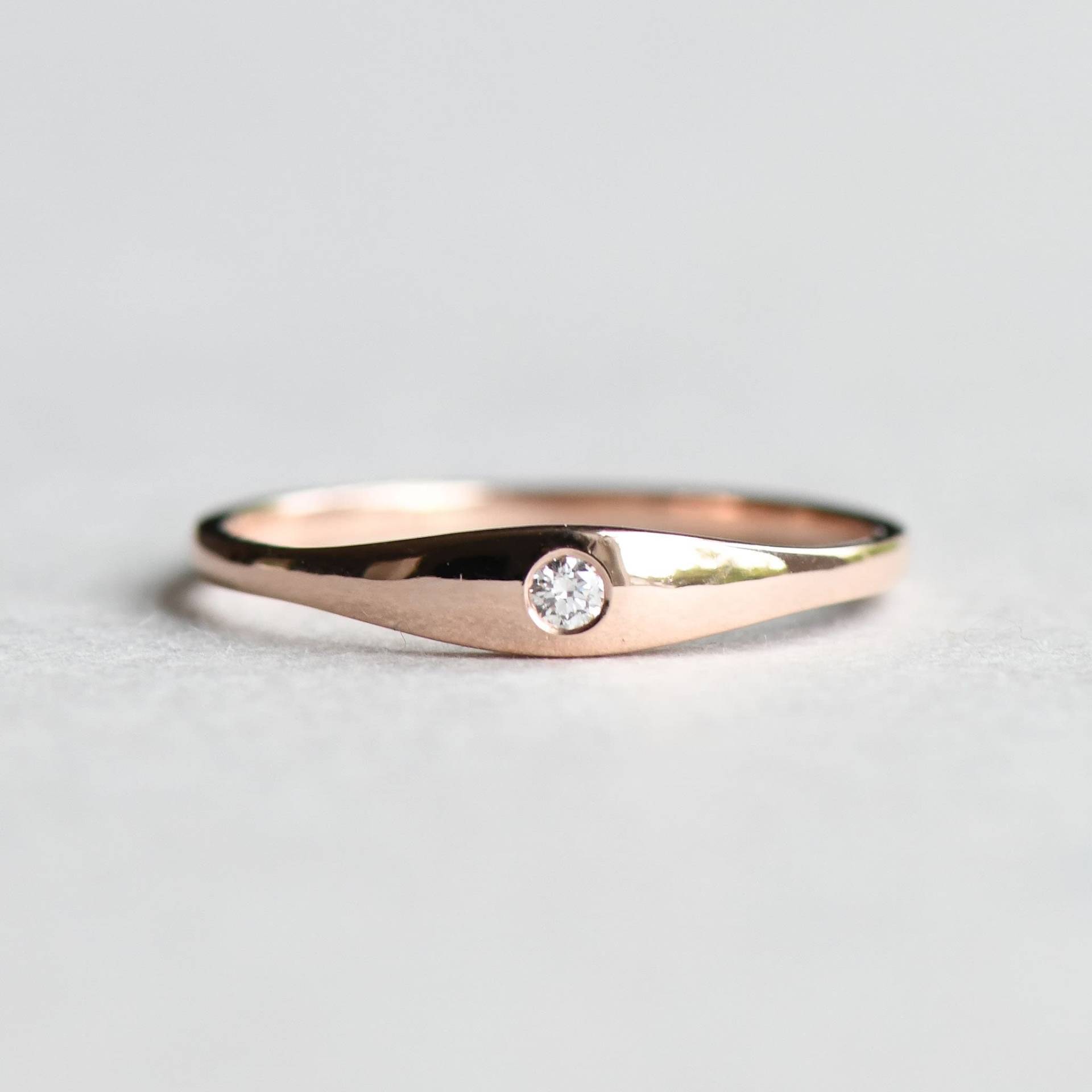 14K Rose Gold Taper Diamantring, Siegelring, Und Choc, Zierlicher Ring, Versprechensring von roseandchoc