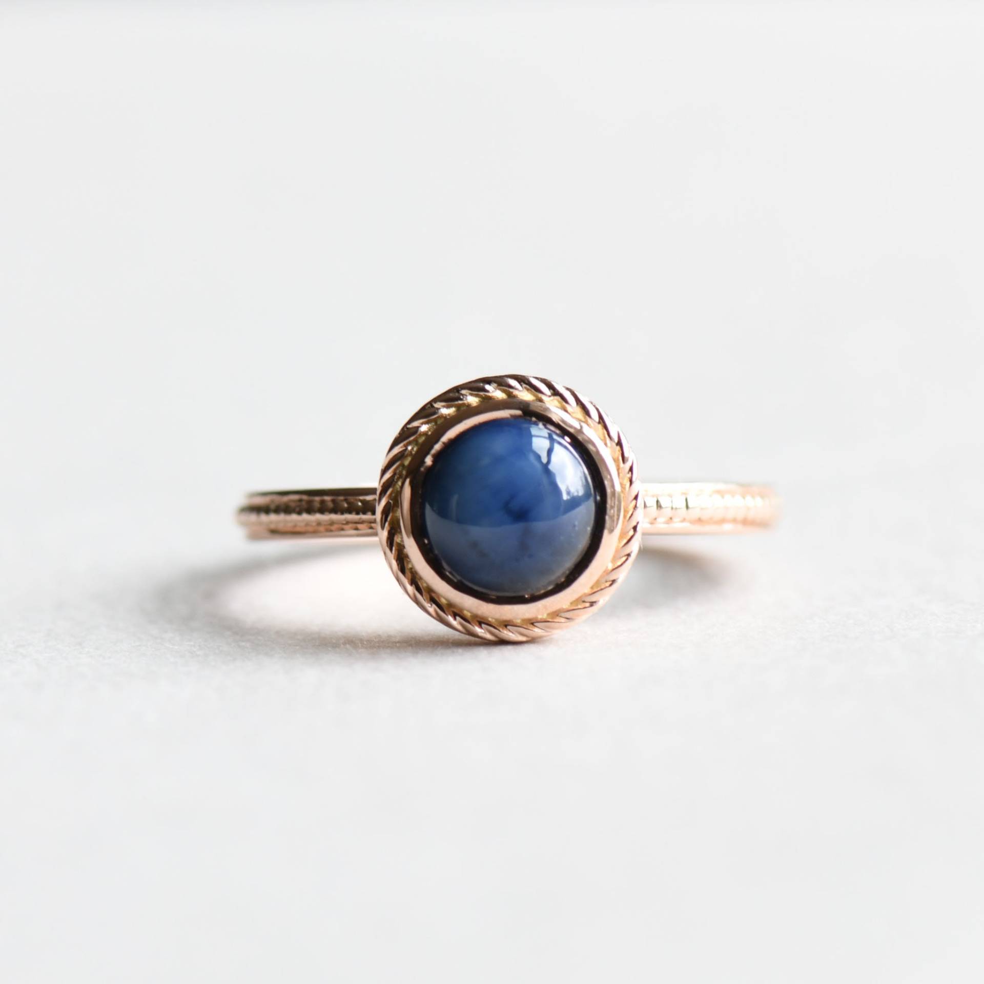 14K Rose Gold Saphir Ring, Blauer Stern Edelstein Seilring, Solitär Ring von roseandchoc