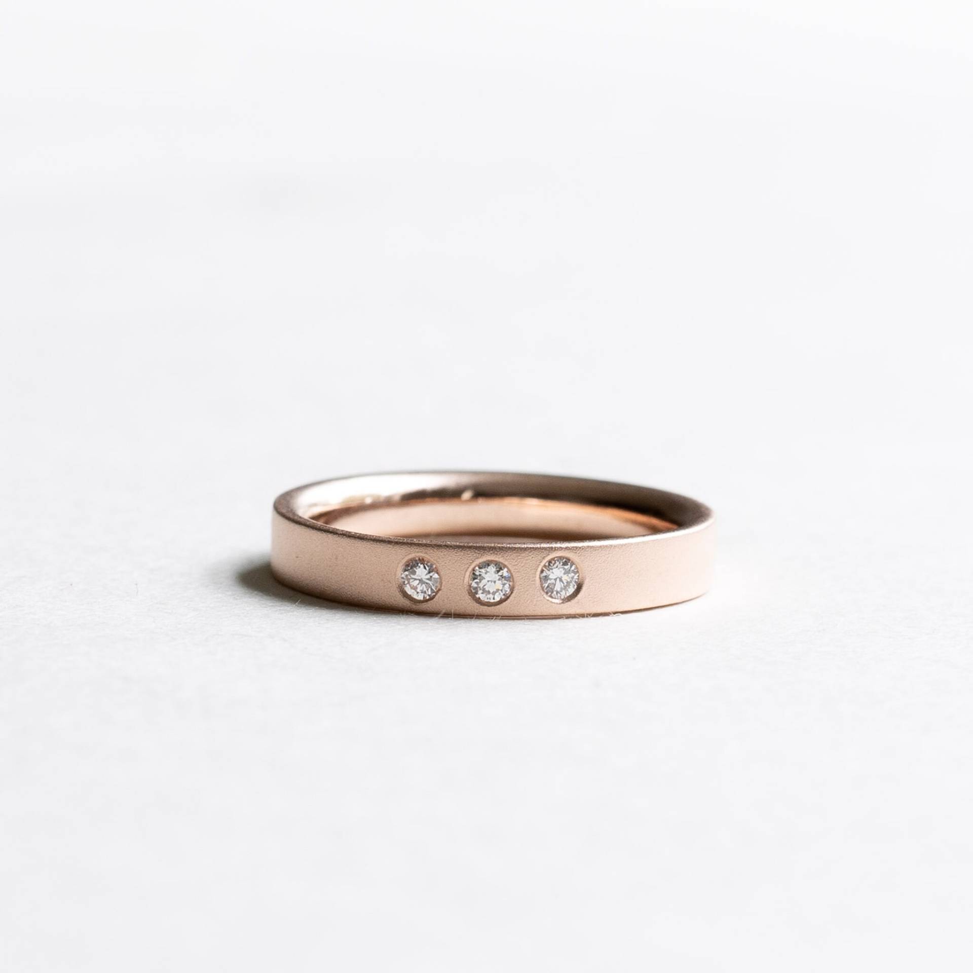 14K Rose Gold Trio Diamant Band, Wedding Band Mit Drei Steinen, Ring, Flachband von roseandchoc