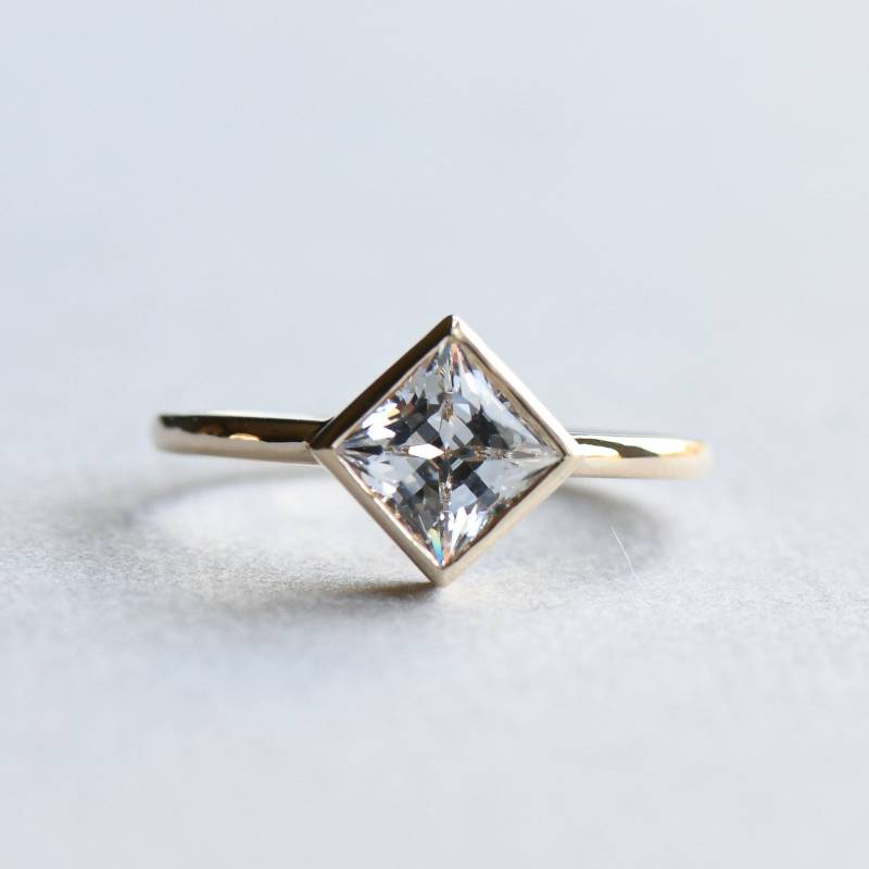 14K Solid Gelbgold Princess Cut Ring, Statement Verlobungsring, Ehering, Lünette Ring von roseandchoc