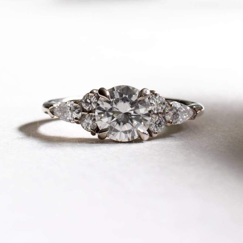 14K Weißgold Moissanit Cluster Verlobungsring Alternativer Brautschmuck 14K Weißgold Moissanit Cluster Verlobungsring Alternativer Brautschmuck von roseandchoc