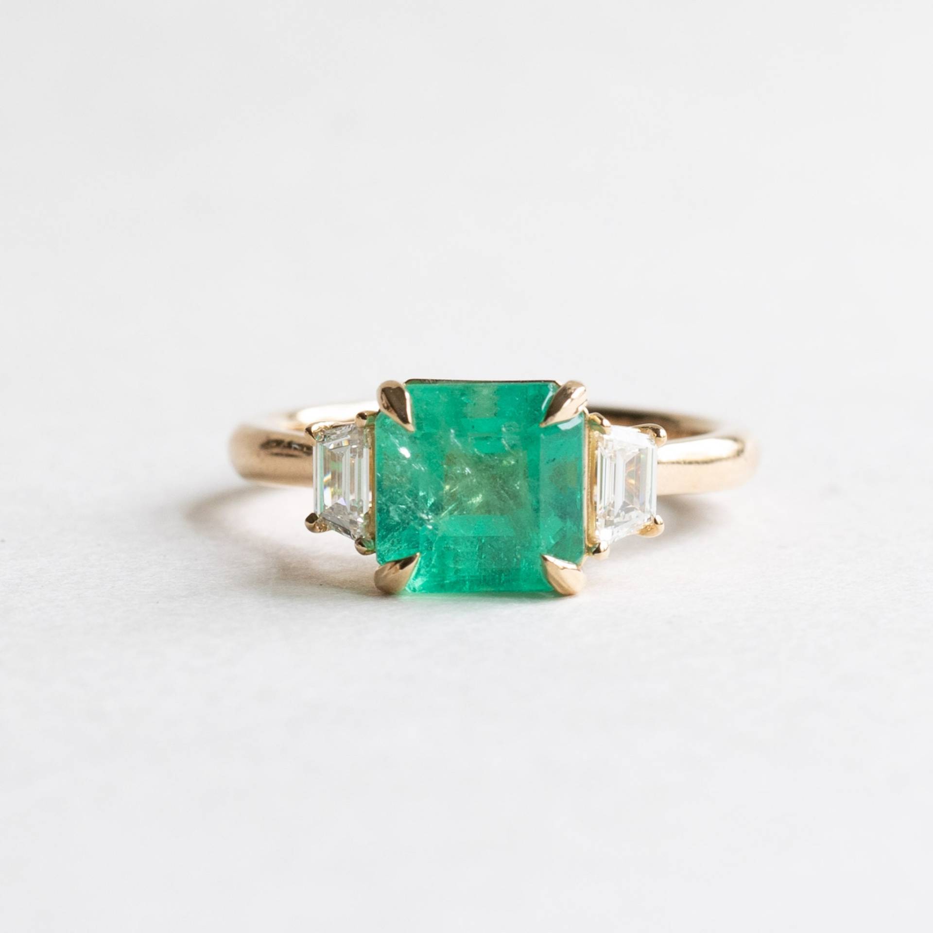 18K 2, 37 Ct Smaragd-Diamantring, Drei-stein-Ring, Verlobungsring, Natürlicher Smaragdring von roseandchoc