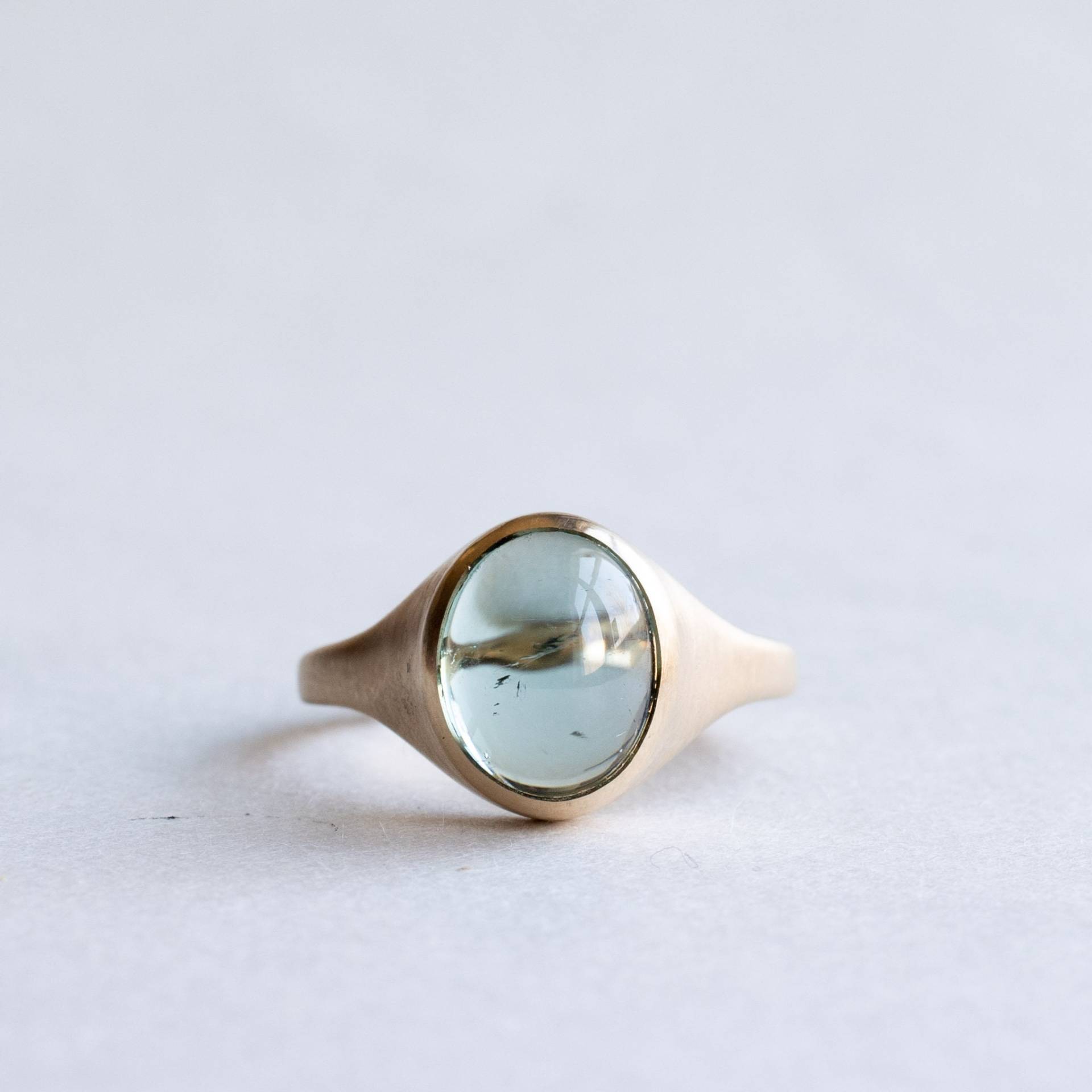 4.31 Carat Blauer Turmalin Cabochon Ring, Cocktail Oval Ring von roseandchoc