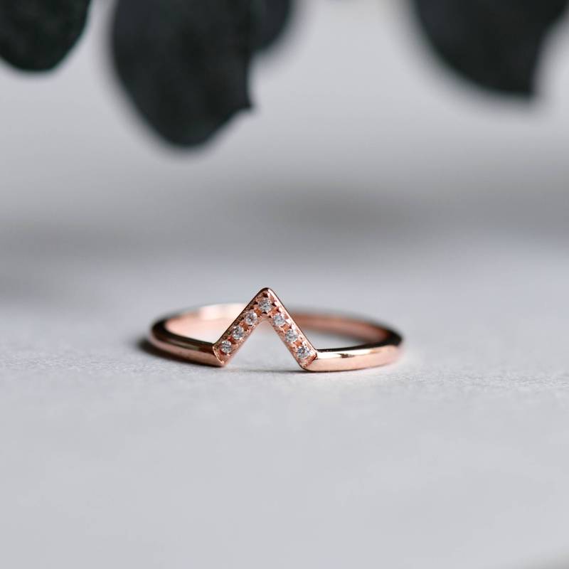 Größe 75, 14K V-Wickelring, Diamant Ring, Chevron Zierlicher Gepflasterter Midi Stapelring von roseandchoc