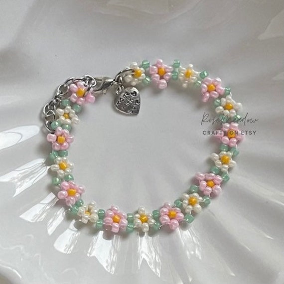 Erdbeermilch Armband von rosemeadowcrafts