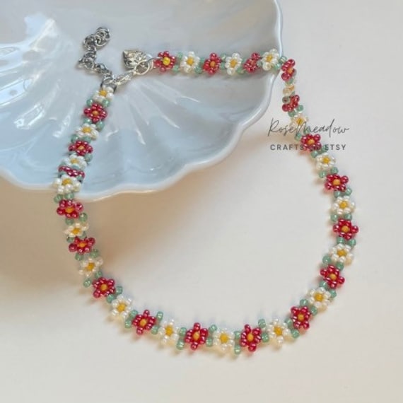 Handgemachte Erdbeerblüten Halskette von rosemeadowcrafts