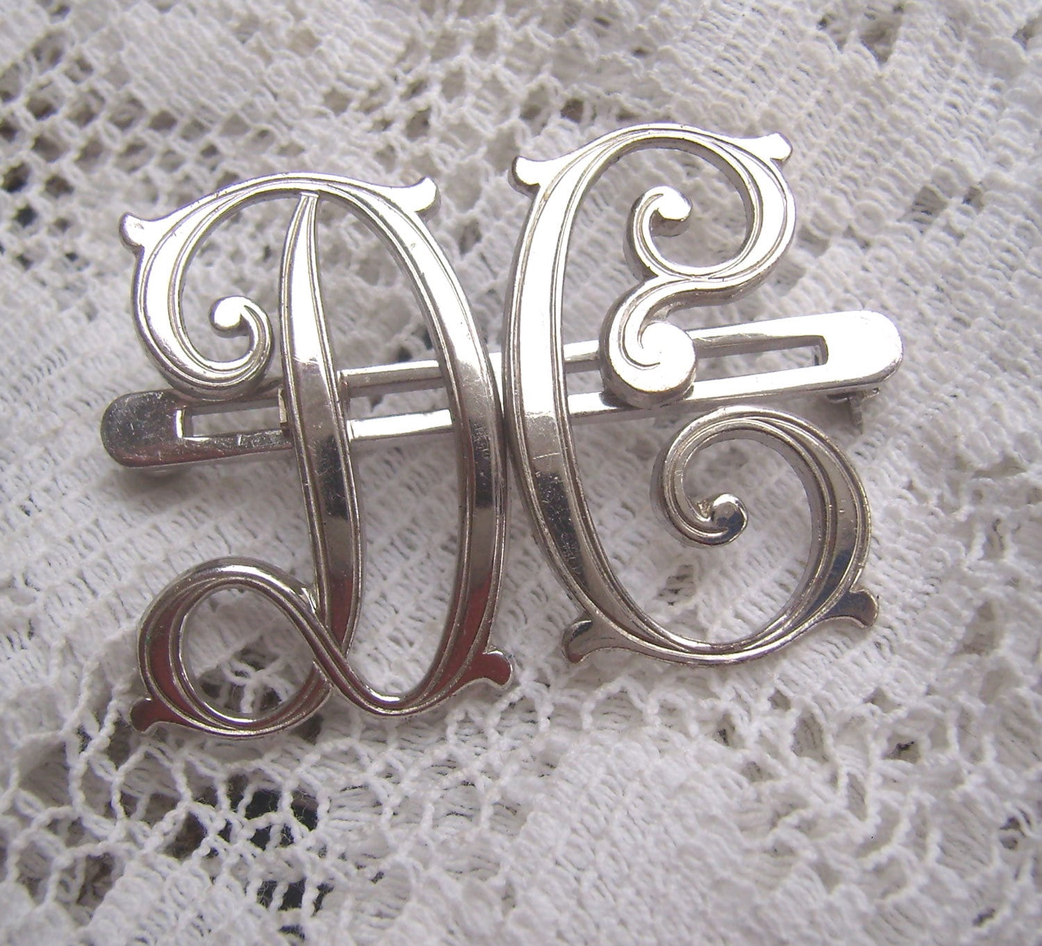 Vintage Monocraft Silber Initialen Brosche Jugendstil Schrift Buchstaben Vintage Monocraft Silber Initialen Brosche Jugendstil Schrift Buchstaben von rosiesvintageshop