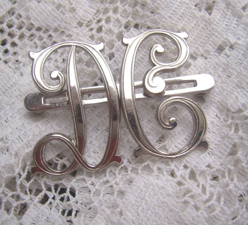 Vintage Monocraft Silber Initialen Brosche Jugendstil Schrift Buchstaben Vintage Monocraft Silber Initialen Brosche Jugendstil Schrift Buchstaben von rosiesvintageshop