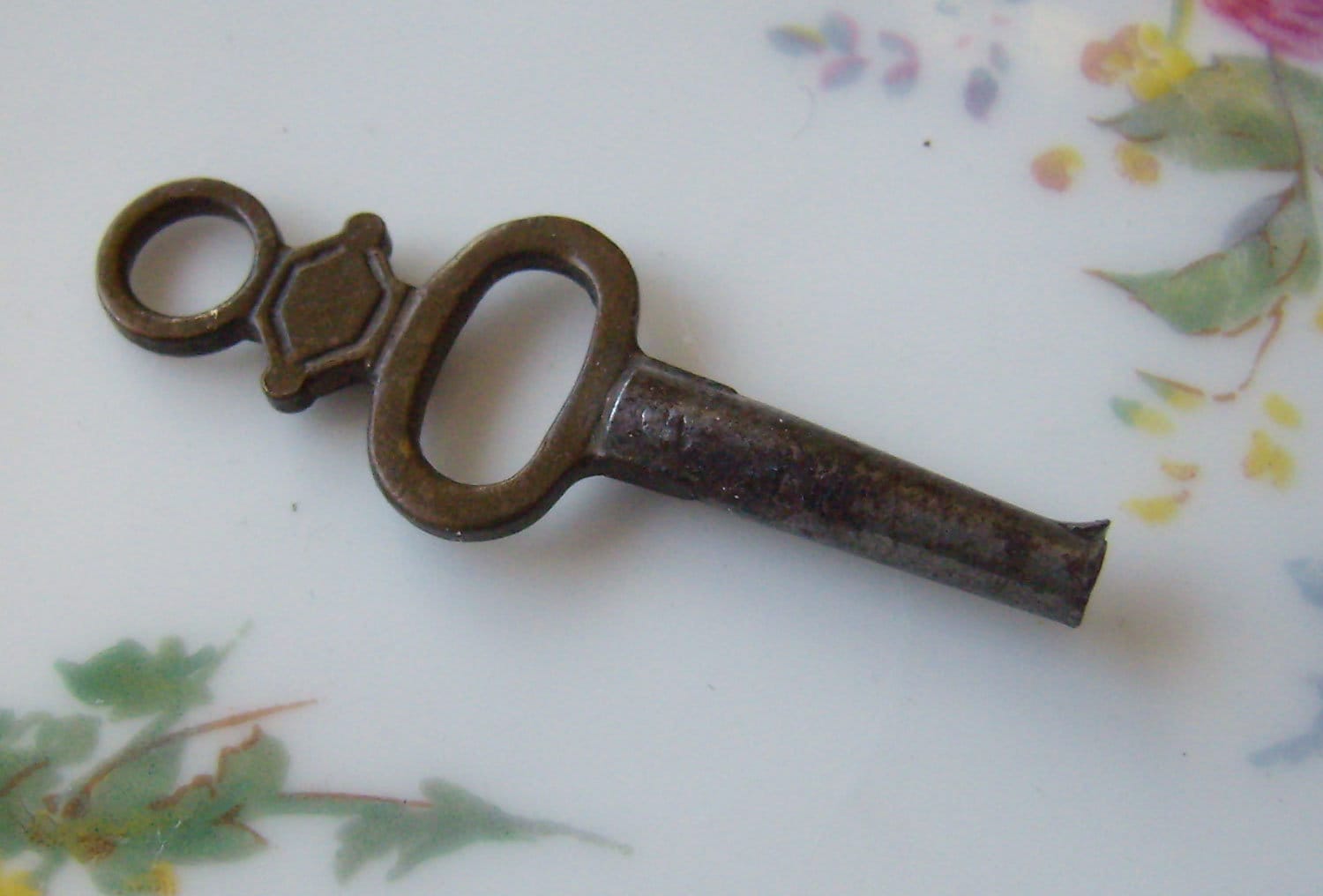 Ausverkauf... Antike Taschenuhr Fob Schlüssel... Nummer 6...art Deco Style... Wiegt 1, 68 Gramm Ausverkauf... Antike Taschenuhr Fob Schlüssel... Nummer 6...art Deco Style... Wiegt 1, 68 Gramm von rosiesvintageshop