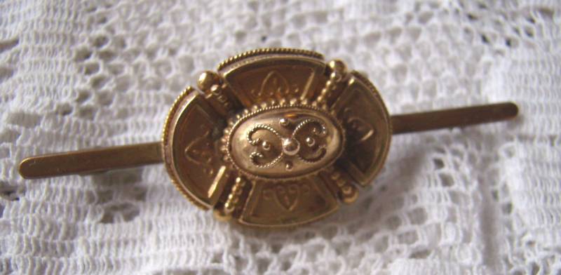 Reduziert ... Antiker 14K Gold Gewölbter Bar Pin Schöne Detaillierte Designs Mit Leicht Spitze Wiegt 3, 67 Gramm von rosiesvintageshop