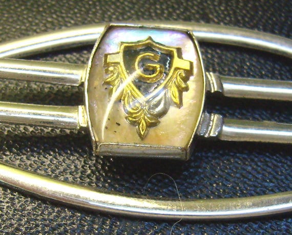 Vintage Initial "G" Accessoire Irisierendes Cabochon, 1940Er-50Er Jahre Vintage Initial "G" Accessoire Irisierendes Cabochon, 1940Er-50Er Jahre von rosiesvintageshop