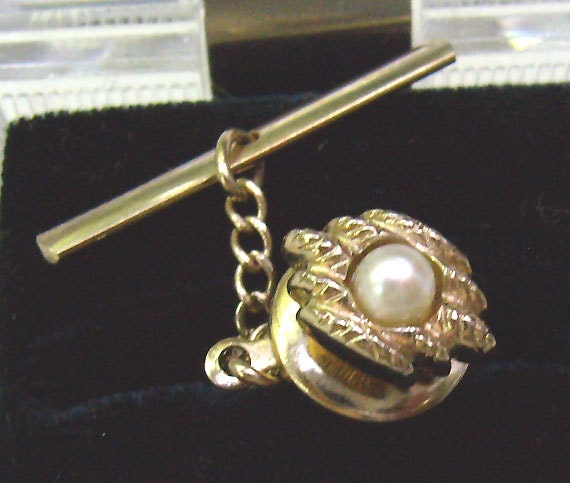 Swank Echte Perle Tie Tack...perle Revers Pin...texturierte Gold Border...30Th Jubiläum Pin Swank Echte Perle Tie Tack...perle Revers Pin...texturierte Gold Border...30Th Jubiläum Pin von rosiesvintageshop