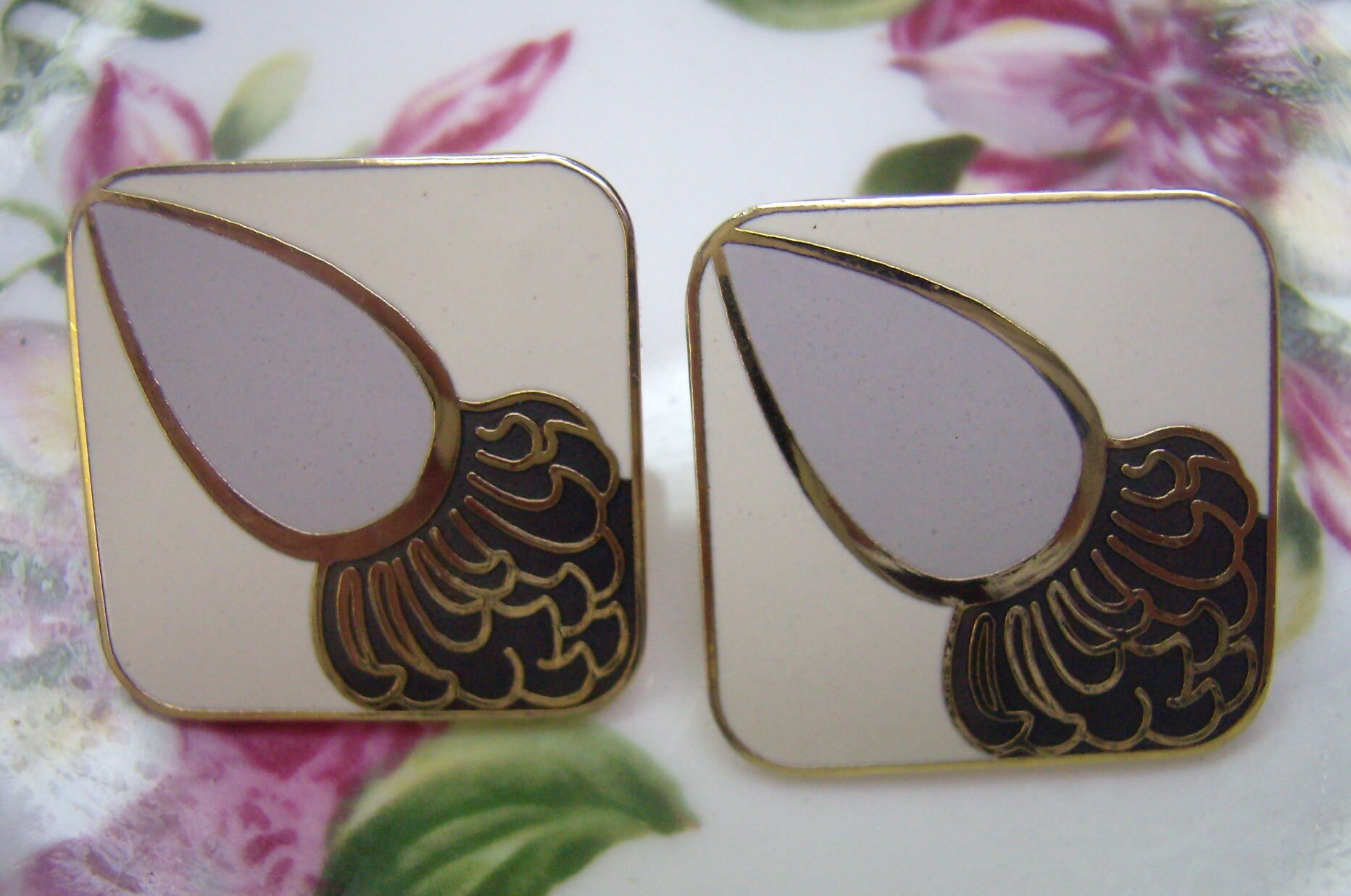 Vintage Art Deco Revival Emaille Ohrringe... Signiert "Roccoco"... Post Backs.. Weißer Guilloche Vintage Art Deco Revival Emaille Ohrringe... Signiert "Roccoco"... Post Backs.. Weißer Guilloche von rosiesvintageshop