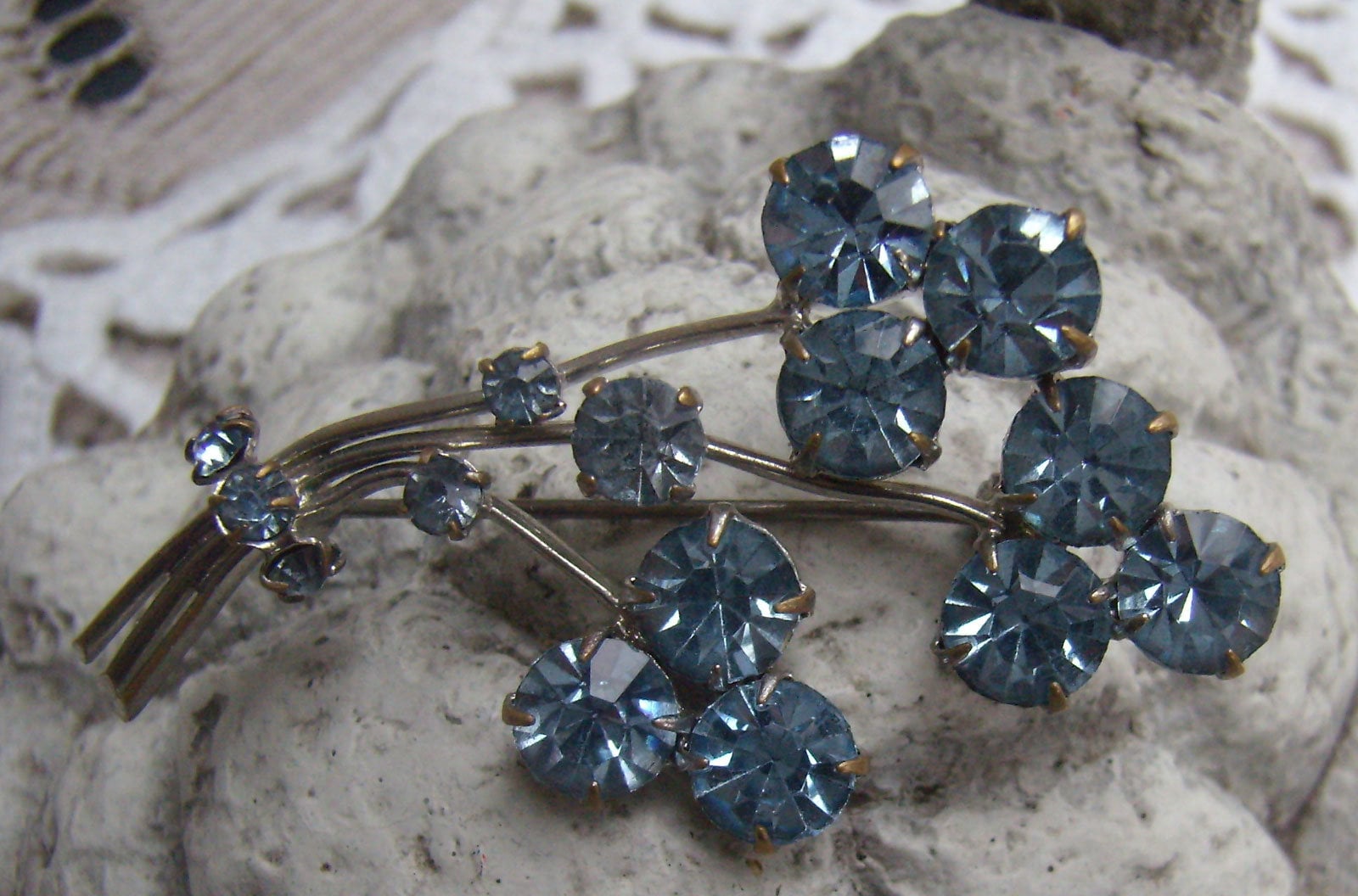 Vintage Blau Strass Blumen Brosche ... Silber Blatt Pin Blaue Kristall Anstecknadel Hut Strauß Vintage Blau Strass Blumen Brosche ... Silber Blatt Pin Blaue Kristall Anstecknadel Hut Strauß von rosiesvintageshop