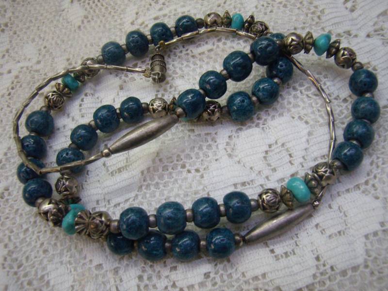 Vintage Blaue Stein Perlenkette... Flüssiges Silber.... Türkis Perlen... Silberne Spacer... Boho.... Sodalith... 26 Zoll Lang Vintage Blaue Stein Perlenkette... Flüssiges Silber.... Türkis Perlen... Silberne Spacer... Boho.... Sodalith... 26 Zoll Lang von rosiesvintageshop