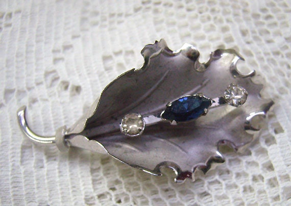 Vintage Bond Boyd Sterling Silber Calla Brosche Mit Blauem Strass Vintage Bond Boyd Sterling Silber Calla Brosche Mit Blauem Strass von rosiesvintageshop