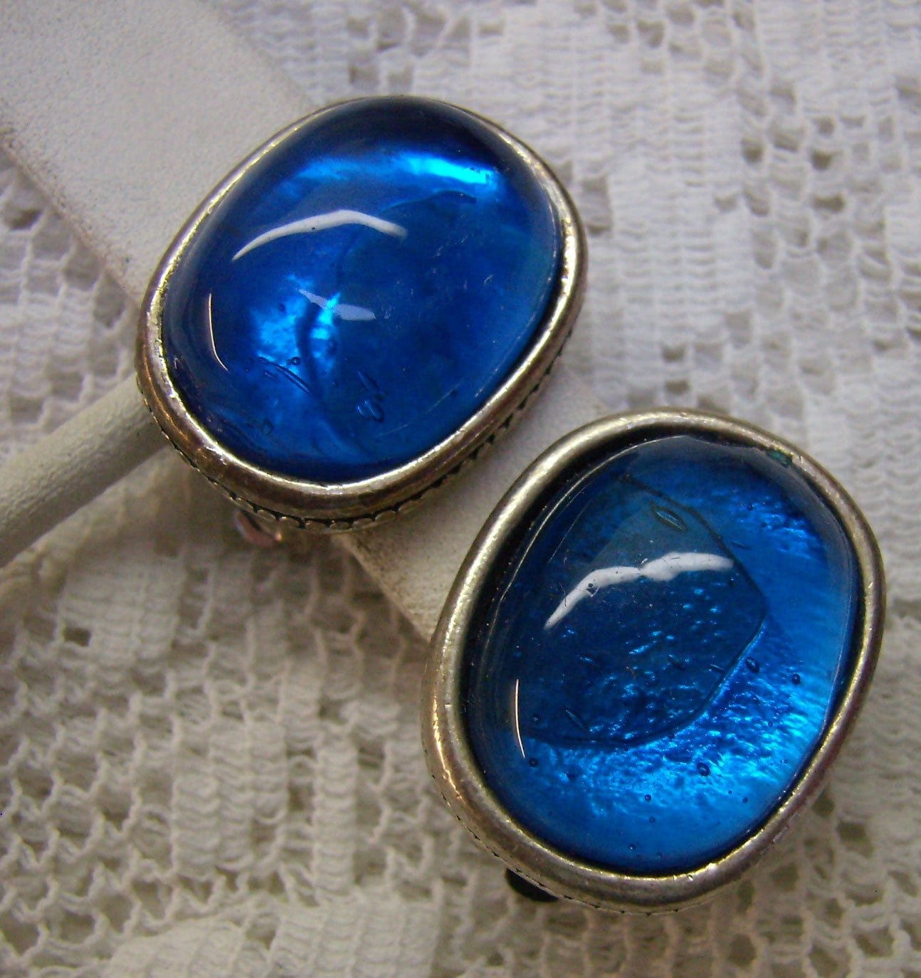 Vintage Jones New York Blau Fusing Glas Cabochon Ohrclips Vintage Jones New York Blau Fusing Glas Cabochon Ohrclips von rosiesvintageshop