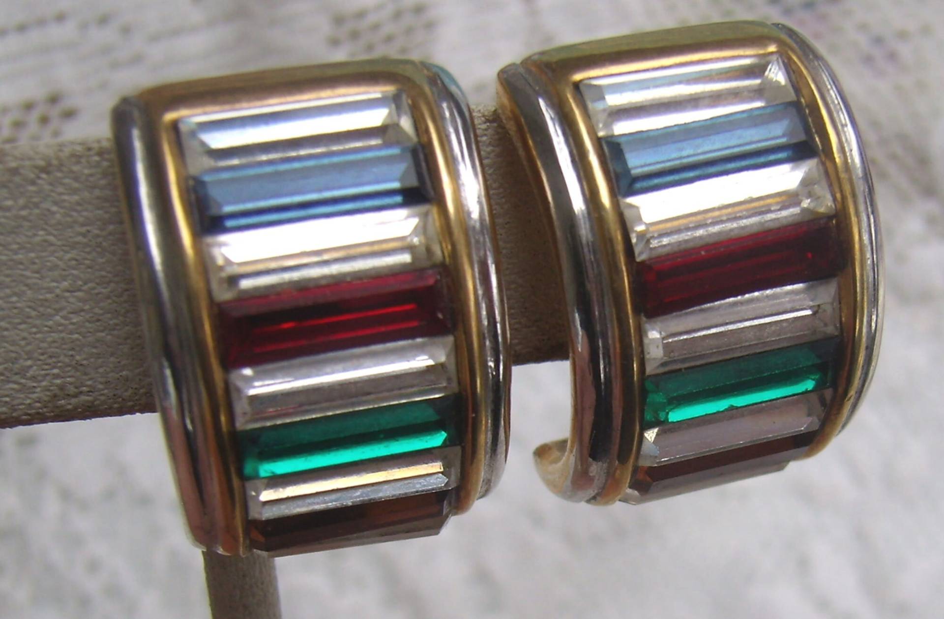 Vintage Bunte Kristallbänder... Halb Geschwungene Ohrclips... Unterzeichnet... Goldton... Statement Clip Backs von rosiesvintageshop