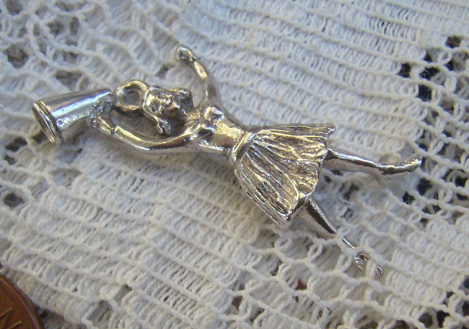Vintage Sterling Silber 3D Cheerleader Anhänger - Besonderer Charme -Rjl Signiert Vintage Sterling Silber 3D Cheerleader Anhänger - Besonderer Charme -Rjl Signiert von rosiesvintageshop