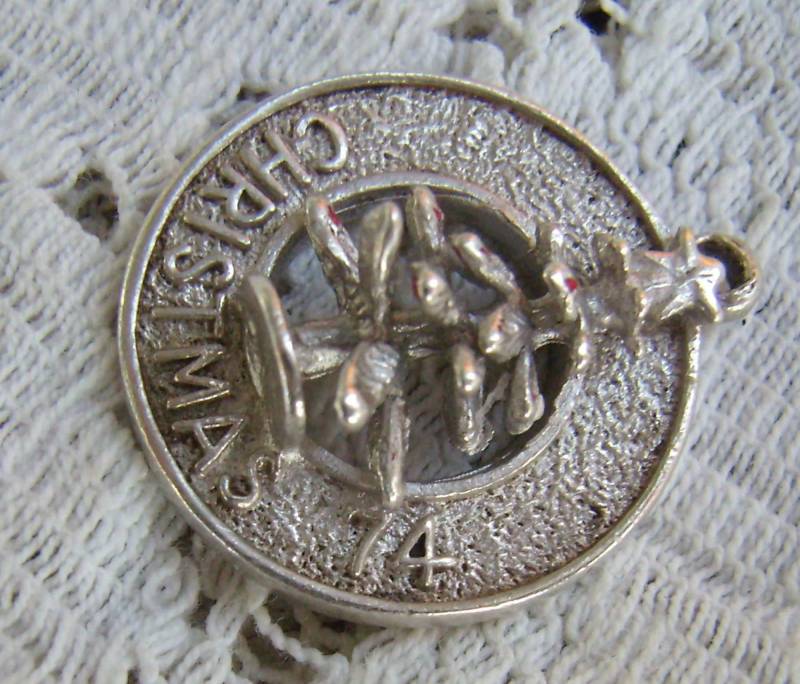 Vintage "Christmas 74" Charm... Sterlingsilber... Emaille Ast... Markiert F | Forstner... Sammlerstück Charm Vintage "Christmas 74" Charm... Sterlingsilber... Emaille Ast... Markiert F | Forstner... Sammlerstück Charm von rosiesvintageshop
