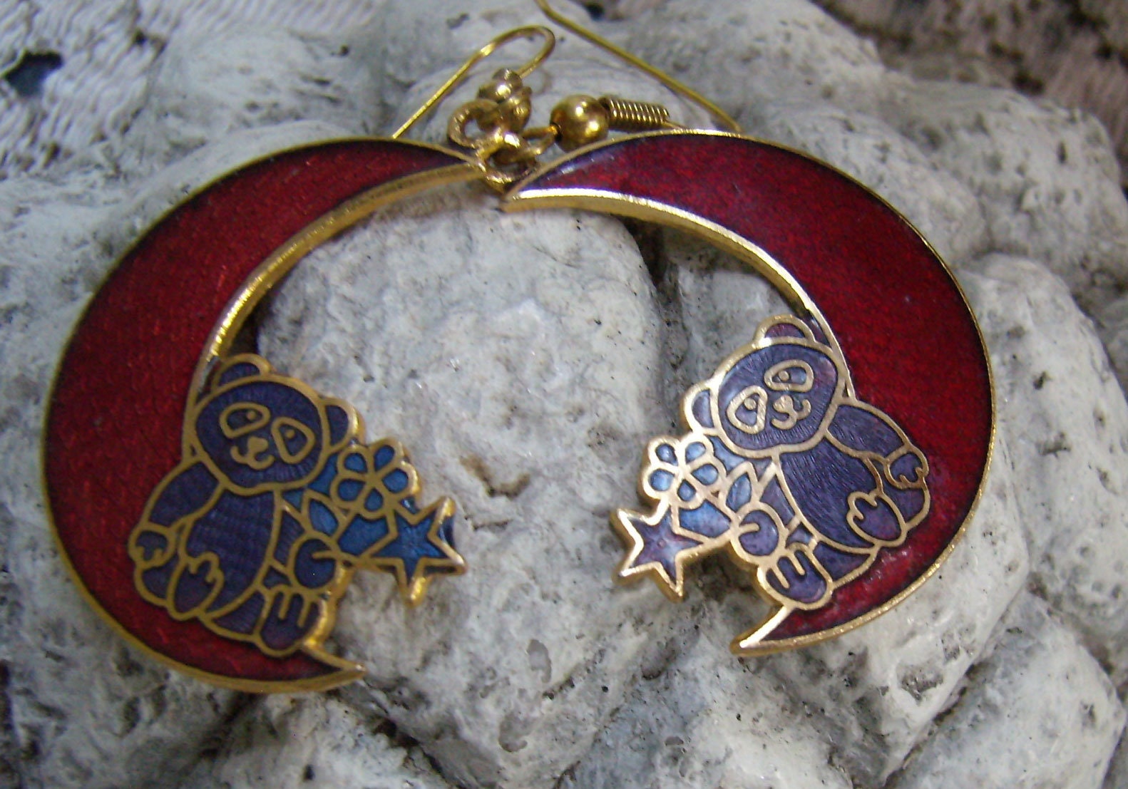 Vintage Cloisonne Teddy Bär Mond Ohrringe von rosiesvintageshop