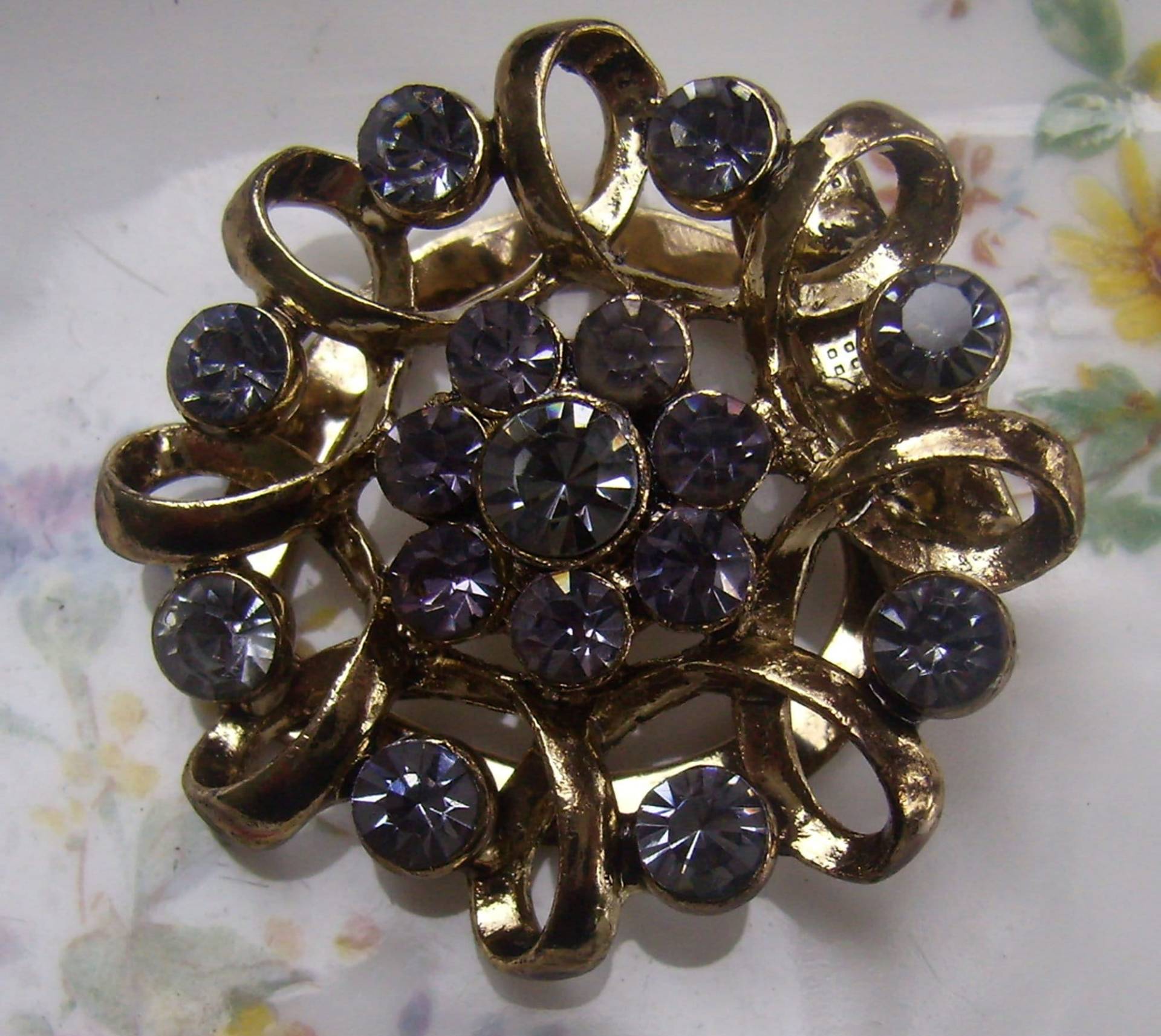 Vintage Dunkelblau Strass Schal-Clip Gewölbte Mitte, Goldband-Bordüre Vintage Dunkelblau Strass Schal-Clip Gewölbte Mitte, Goldband-Bordüre von rosiesvintageshop