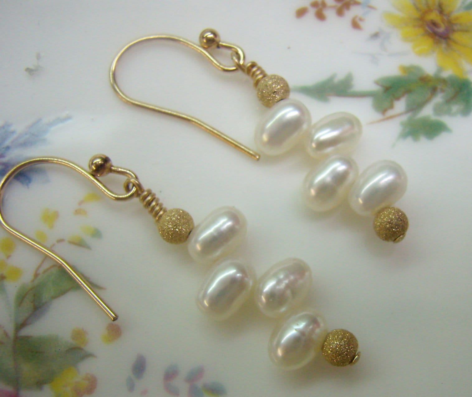 Vintage Echte Perle Ohrringe... 4 Süßwasserperlen Baumelt... Hakenverschluss Hochzeit... Jahrestag Vintage Echte Perle Ohrringe... 4 Süßwasserperlen Baumelt... Hakenverschluss Hochzeit... Jahrestag von rosiesvintageshop