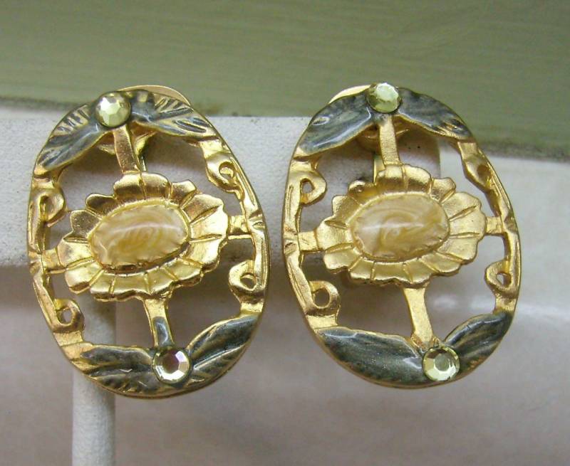 Vintage Emaille Florale Clip Back Ohrringe... Ovale Glänzend Matt Farbige Blumen Zarte von rosiesvintageshop