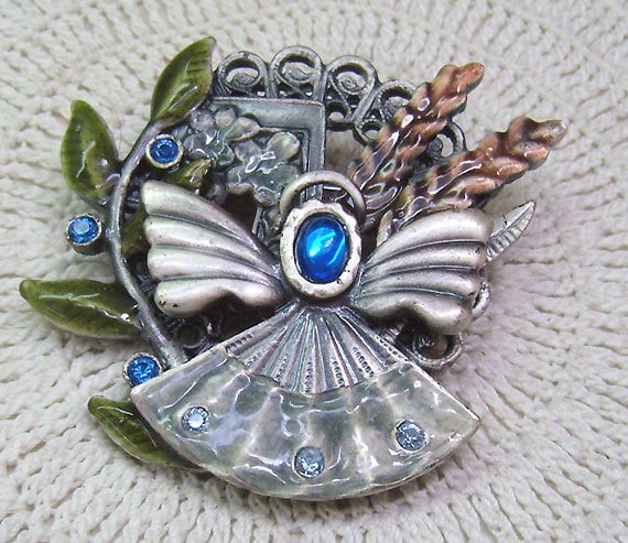 Vintage Engel Brosche... Signierter Kc... Zinn... Strass... Emaille... Weizen Akzent... Blumen Vintage Engel Brosche... Signierter Kc... Zinn... Strass... Emaille... Weizen Akzent... Blumen von rosiesvintageshop