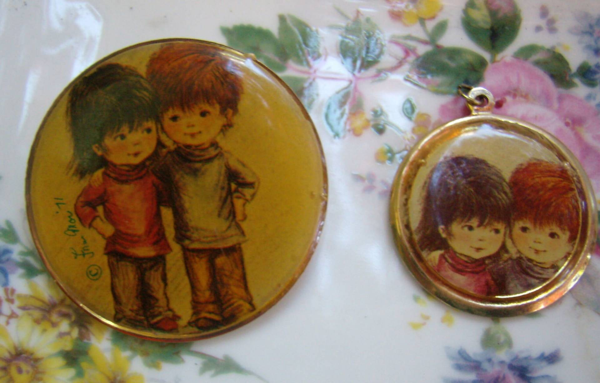 Vintage Fran Mar Moppets Brosche Und Anhänger Set, Signiert 1971 Vintage Fran Mar Moppets Brosche Und Anhänger Set, Signiert 1971 von rosiesvintageshop