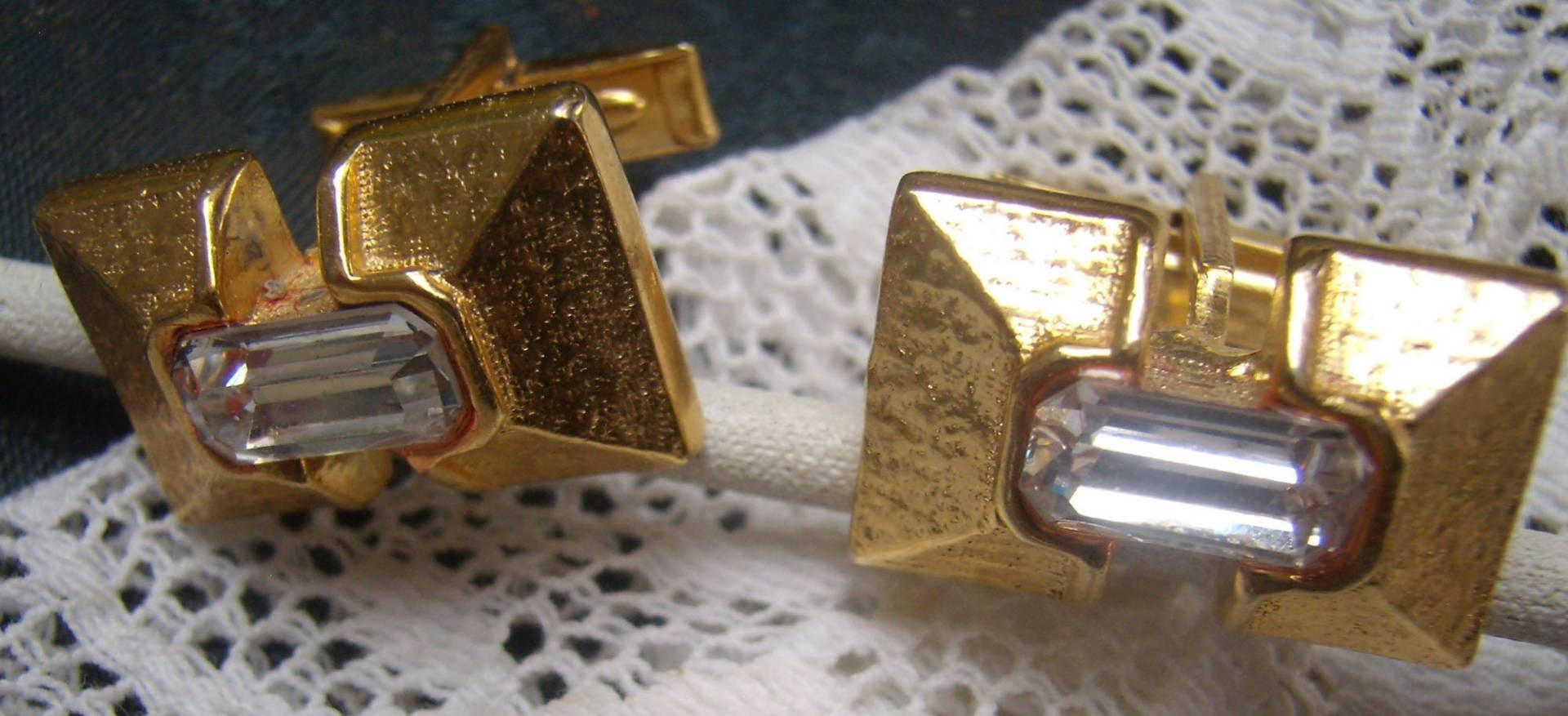 Vintage Gebürstete Gold Metall Manschettenknöpfe ... Rechteck Clear Crystal Center Hochzeit ..his/Her Shirt Accessories von rosiesvintageshop