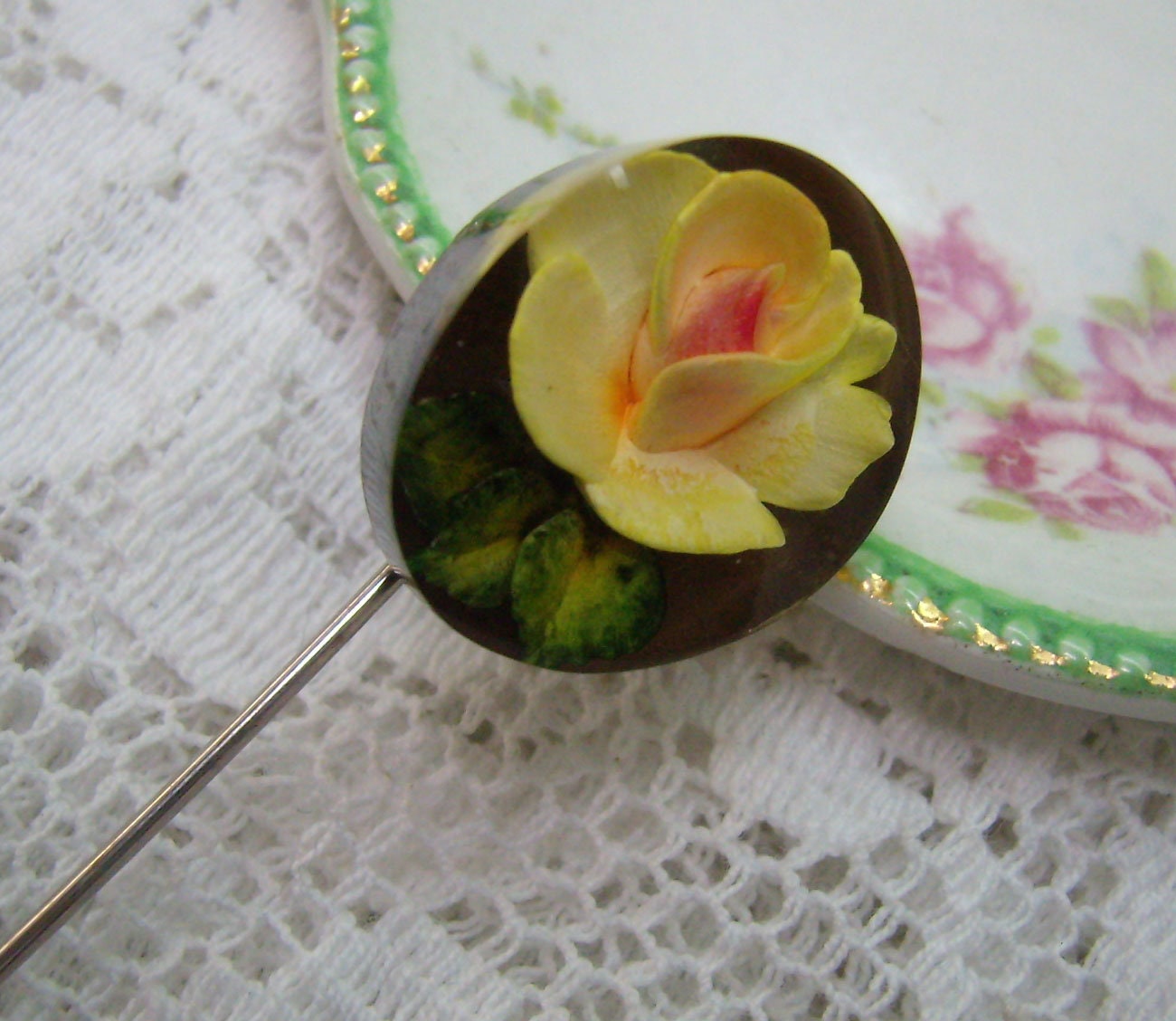 Vintage Gelb Intaglio Blumen Stick Pin ... Reverse Floral Anstecknadel Hut/Revers Hochzeitsstrauß Vintage Gelb Intaglio Blumen Stick Pin ... Reverse Floral Anstecknadel Hut/Revers Hochzeitsstrauß von rosiesvintageshop