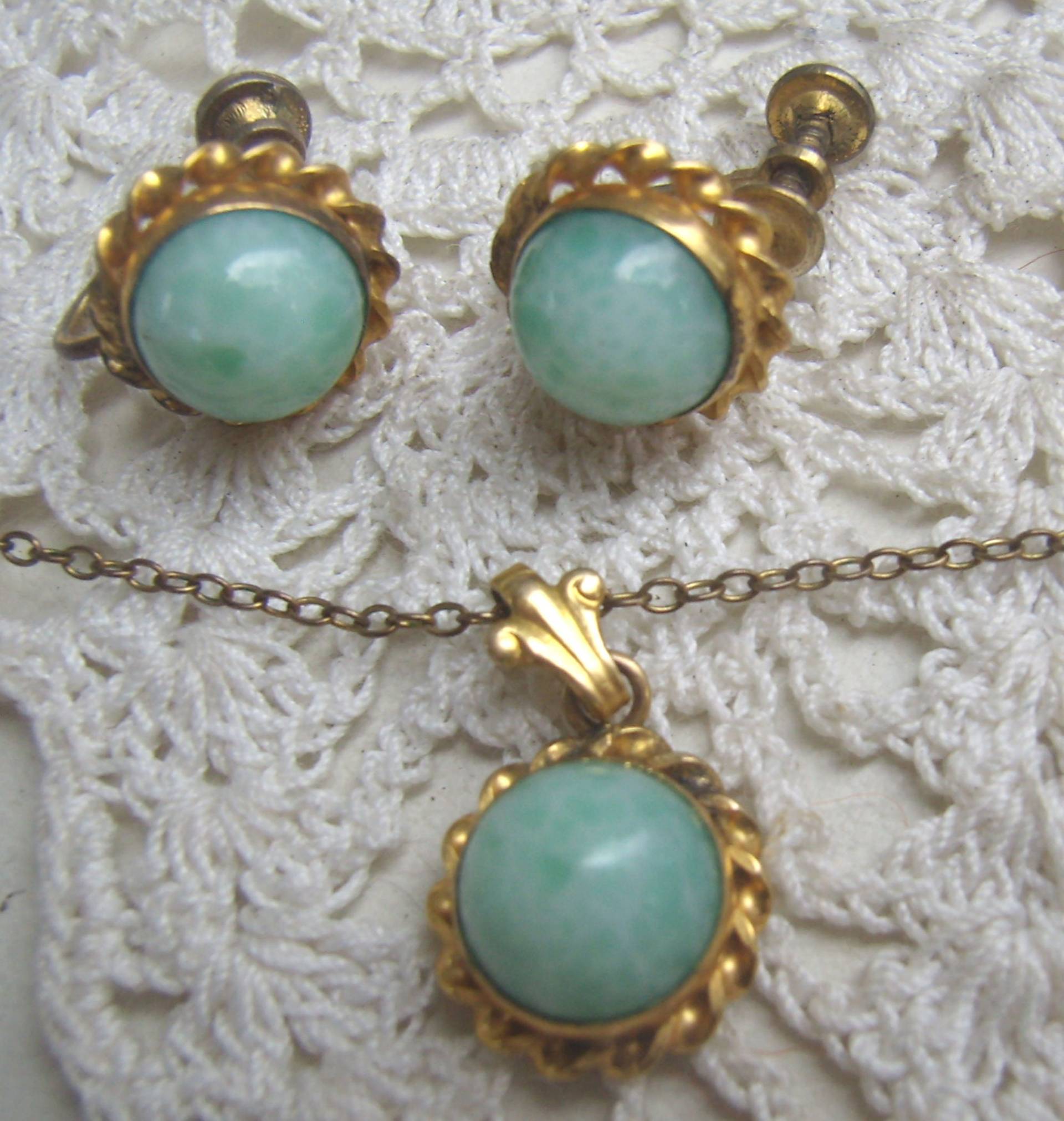 Vintage Gold Gefüllte Jade Farbstein Anhänger/Halskette...passende Screw Back Ohrringe...designer Signiert "Rainbow" von rosiesvintageshop