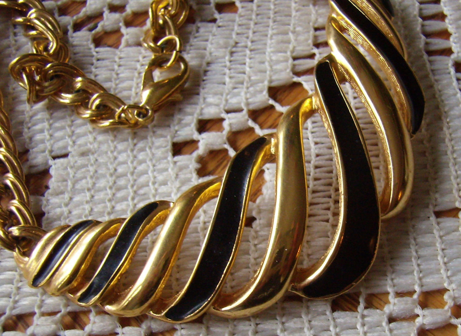 Vintage Gold Und Schwarz Emaille Kragen Halskette...swirled Design...signiert Dara C Vintage Gold Und Schwarz Emaille Kragen Halskette...swirled Design...signiert Dara C von rosiesvintageshop