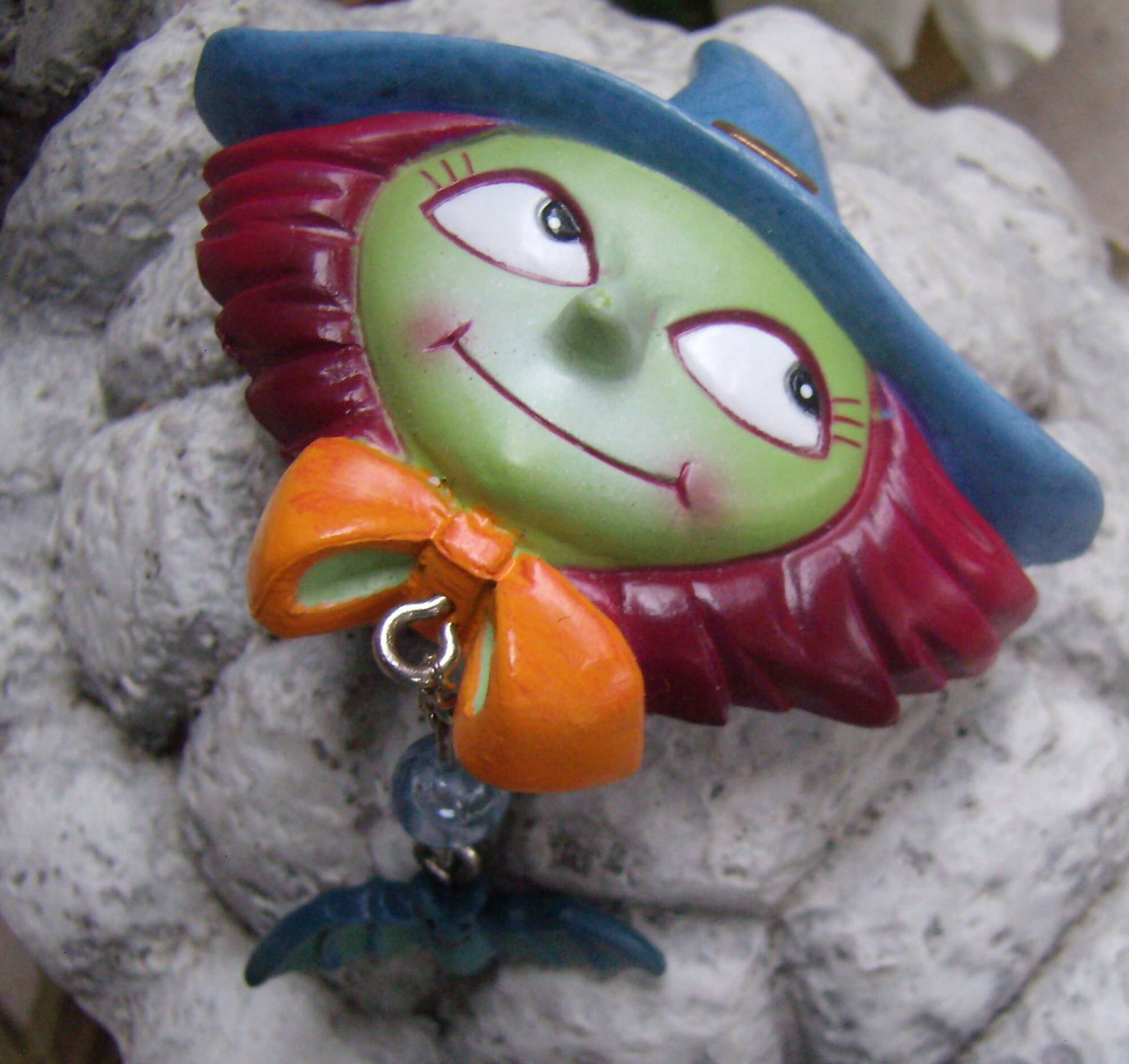 Vintage Halloween Hexe & Fledermaus Anstecknadel... Russ Hallowe'en Sammlerstück Anthropomorhic Pin von rosiesvintageshop