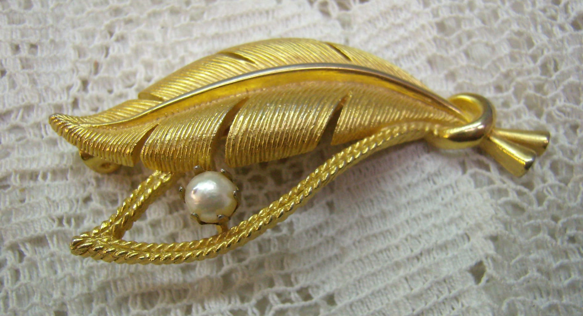 Vintage Jj Jonette Blattgold-Brosche Mit Echter Perle Vintage Jj Jonette Blattgold-Brosche Mit Echter Perle von rosiesvintageshop