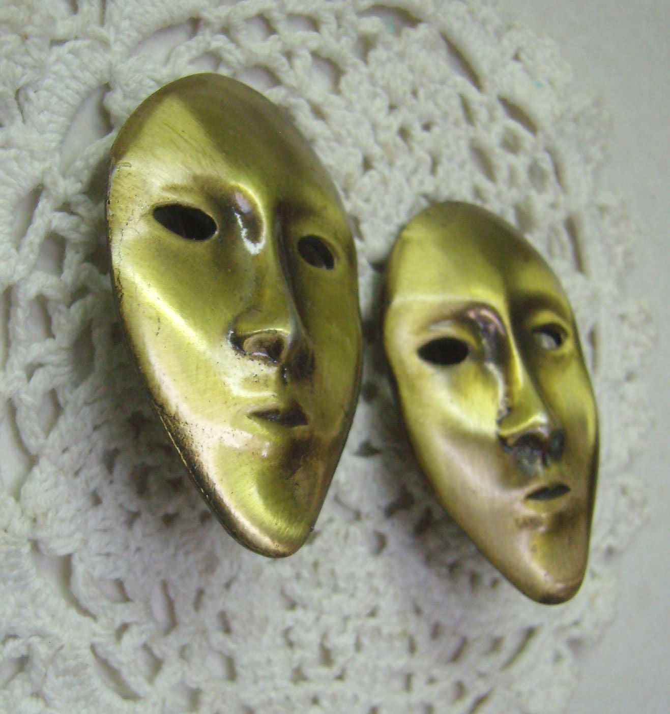 Vintage Messing Gesicht Ohrclips - Cut Out Augen, 1956 Patentiertes Design Vintage Messing Gesicht Ohrclips - Cut Out Augen, 1956 Patentiertes Design von rosiesvintageshop