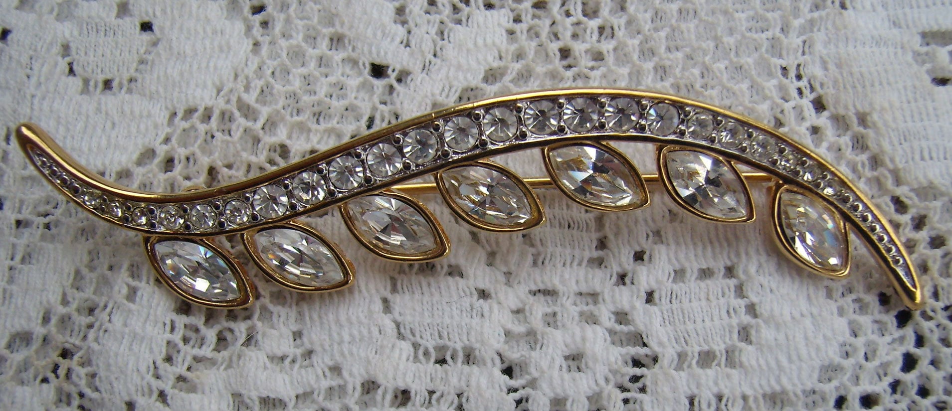 Vintage Monet Strass-Blatt-Brosche Geschwungene Anstecknadel Vintage Monet Strass-Blatt-Brosche Geschwungene Anstecknadel von rosiesvintageshop