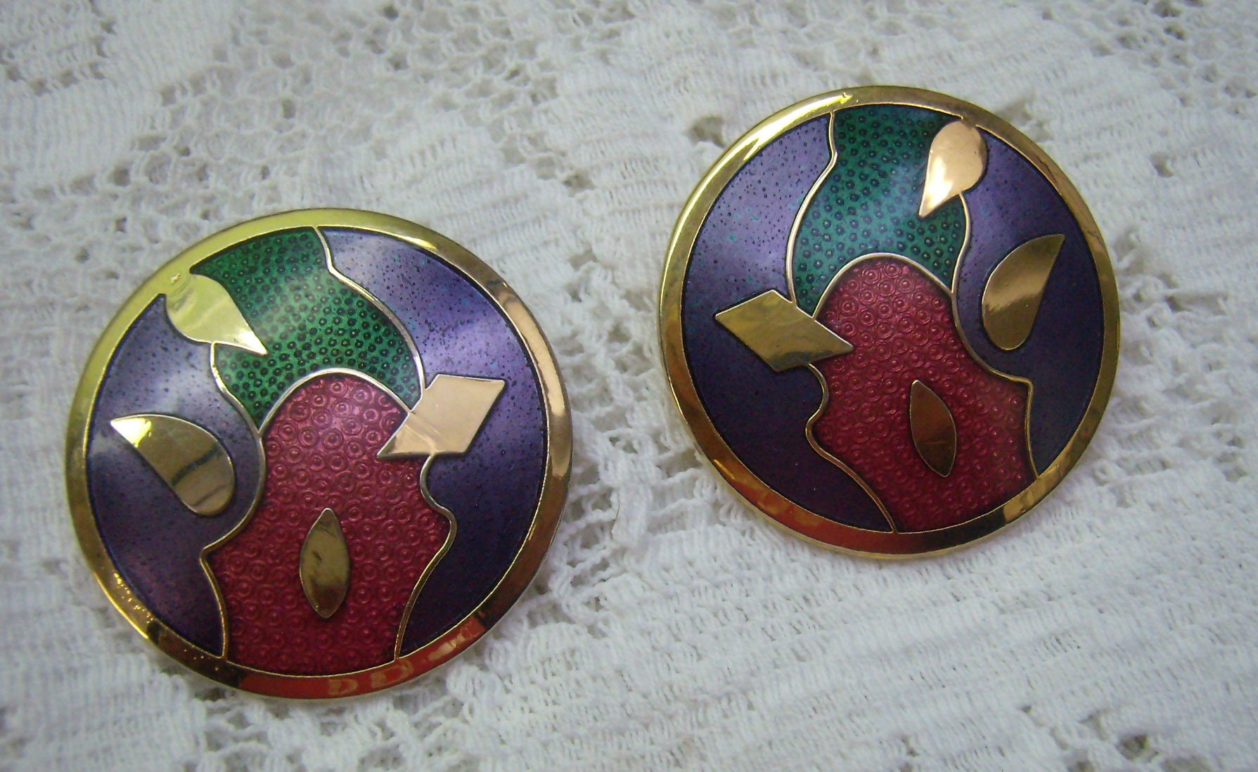 Vintage Multi Farbige Emaille Floral Post Ohrringe...signiert "Lan"...runde Cloisonne Ohrringe...copyright Vintage Multi Farbige Emaille Floral Post Ohrringe...signiert "Lan"...runde Cloisonne Ohrringe...copyright von rosiesvintageshop