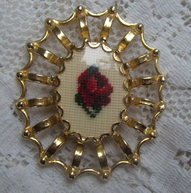 Vintage Petit Point Rosen Brosche Anhänger Gestickter Schmuck Vintage Petit Point Rosen Brosche Anhänger Gestickter Schmuck von rosiesvintageshop