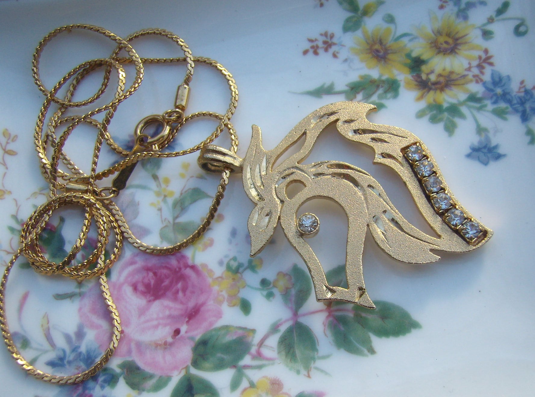 Vintage Pferd Kopf Anhänger... D'orlan Gold Kette... Strass Mähne... Kristallauge.... Matt Anhänger Vintage Pferd Kopf Anhänger... D'orlan Gold Kette... Strass Mähne... Kristallauge.... Matt Anhänger von rosiesvintageshop