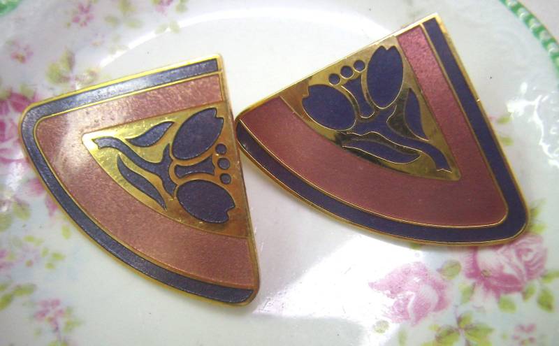 Vintage Lila Emaille Blumen Ohrringe Im Art Deco Stil Vintage Lila Emaille Blumen Ohrringe Im Art Deco Stil von rosiesvintageshop
